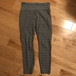 Like new Athleta Salutation 7/8 leggings sz. small
